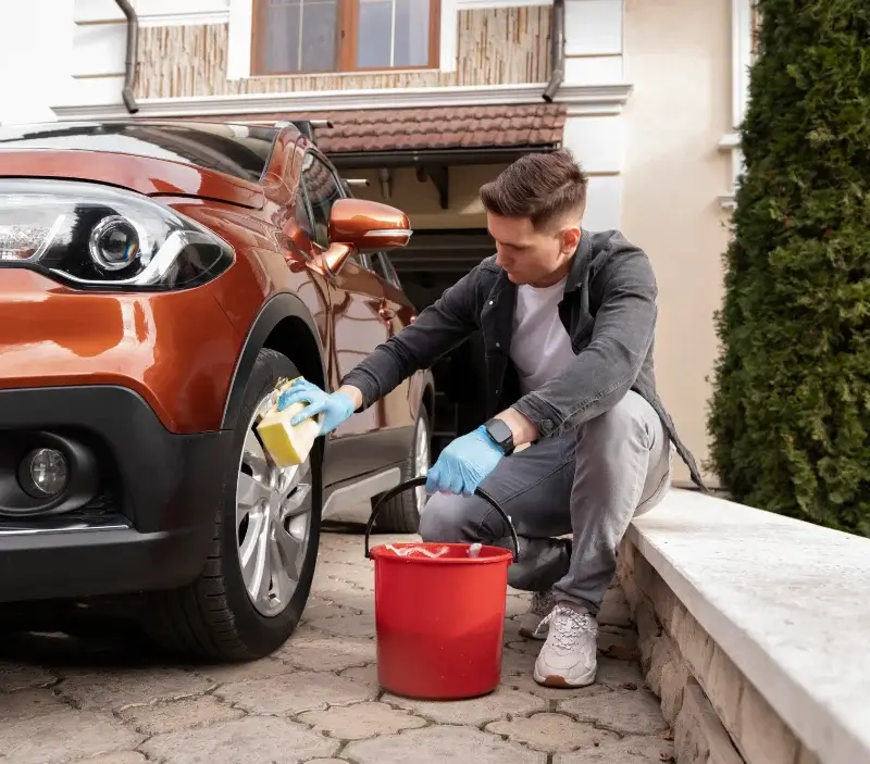 Lavage auto à domicile Saint-Cyr-la-Lande : professionnel intervenant sur un véhicule